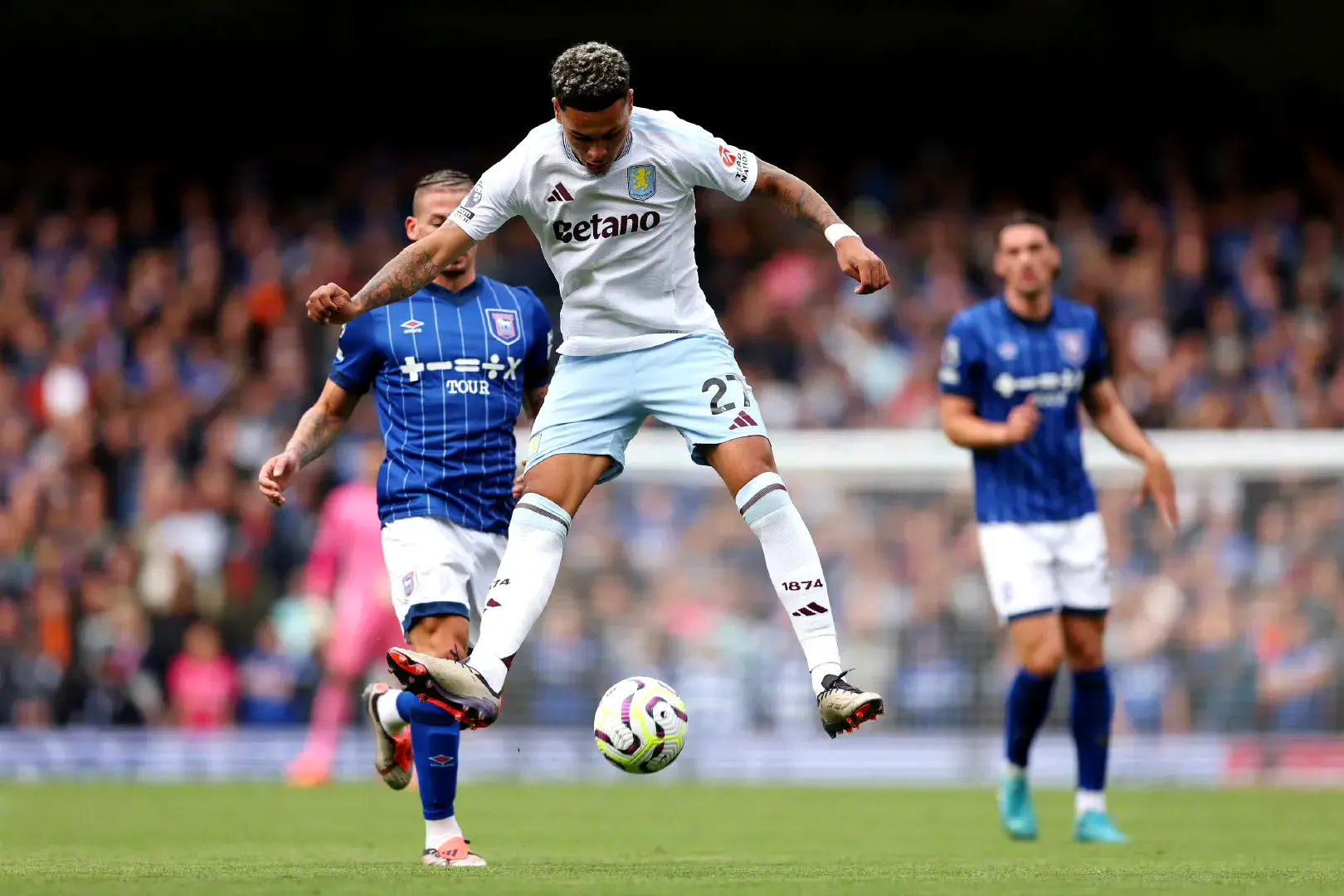 厄斯滕维拉豪取联赛连胜,稳固积分榜前列地位 厄斯滕维拉豪取联赛连胜,稳固积分榜前列地位