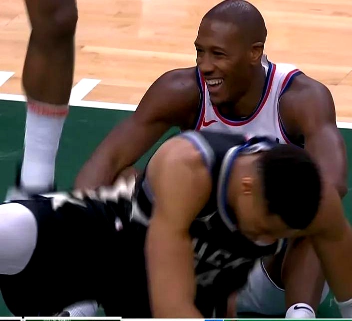 雄鹿击败尼克斯,终结两连败 雄鹿击败尼克斯,终结两连败