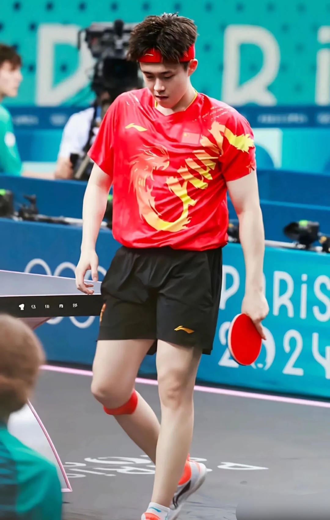 篮球健儿挥汗拼搏,扛鼎担金力拔头 篮球健儿挥汗拼搏,扛鼎担金力拔头