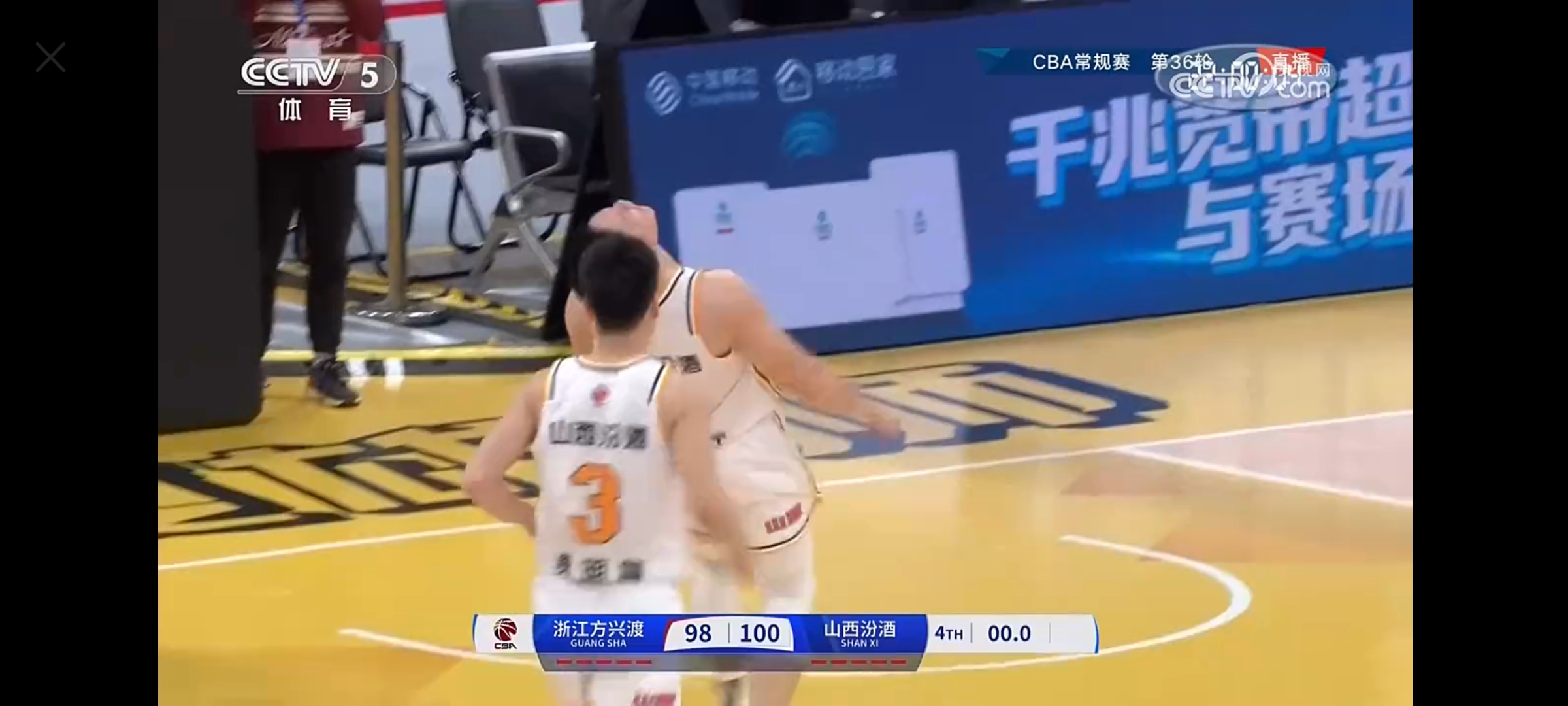 男篮赛场惊现绝杀,引发热议 男篮赛场惊现绝杀,引发热议